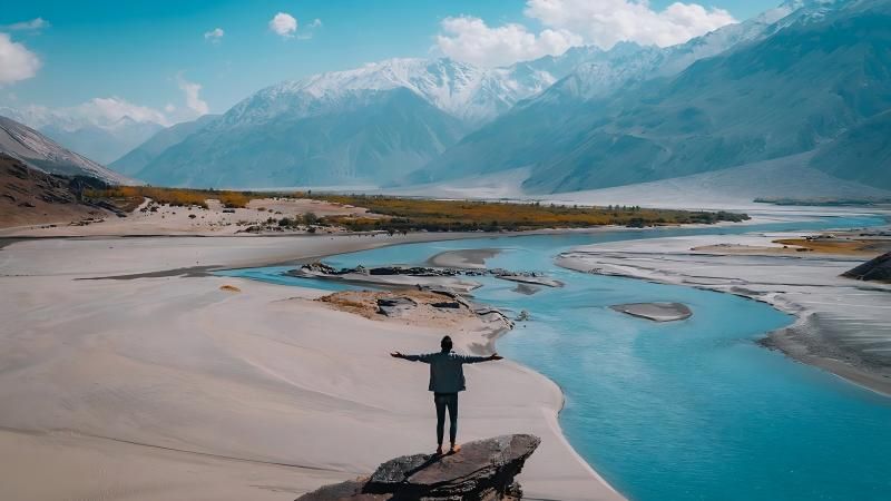 City lights or countryside beauty? Your guide to dueling travel styles!